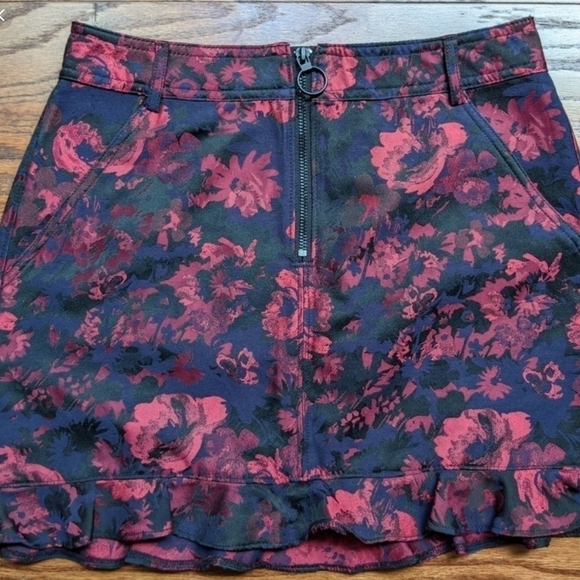 EXPRESS Women's Mini Skirt Red Blue Black Floral Ruffle Hem Zipper Size 2 - Picture 2 of 13